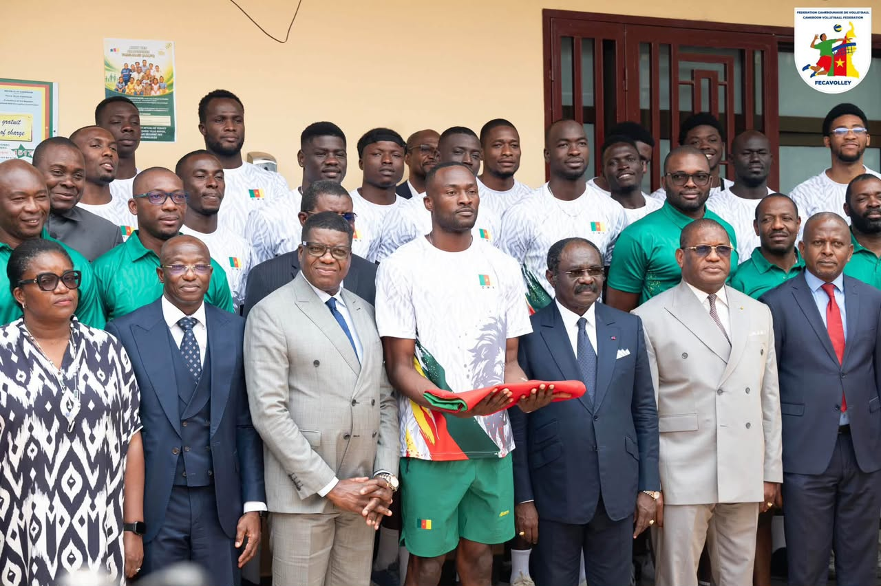 Le drapeau du Cameroun entre les mains d'un fils de la Dynastie Mbativou V